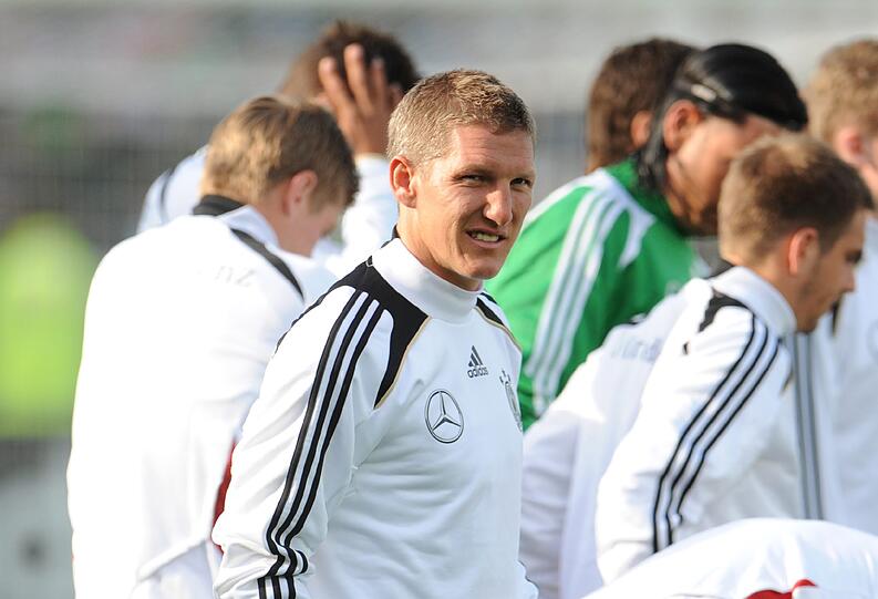 Die DFB-Elf trainiert im Lechia-Stadion und 11.000 Fans jubeln. Ein rauschender Empfang für Jogis Jungs. Die Bilder