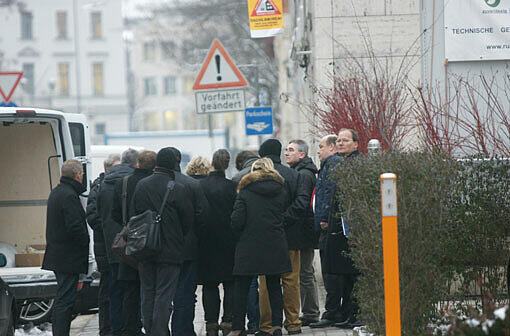 Richter, Klägerin und Anwälte stehen vor dem Haus Ottostraße 13.