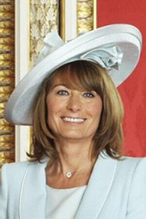 CAROLE MIDDLETON: Williams Schwiegermutter hat sich ihrer beiden Töchter Kate und Pippa besonders angenommen. Sie sollten auf die besten Schulen und Universitäten gehen &ndash; koste es, was es wolle. Der couragierten Carole wird sogar nachgesagt, sie habe Kate bewusst auf die St. Andrews Universität in Schottland geschickt, damit sie dort den künftigen Thronfolger kennenlernt. Bewiesen ist das natürlich nicht. Dass die beruflichen Ambitionen der beiden Töchter trotz guter Ausbildung hinter ihren gesellschaftlichen zurückbleiben, ist eine andere Sache.