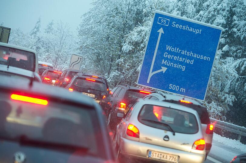Stau! Autos stehen am 11.10.2013 auf der verschneiten Autobahn A95 zwischen München und Garmisch-Partenkirchen bei Wolfratshausen