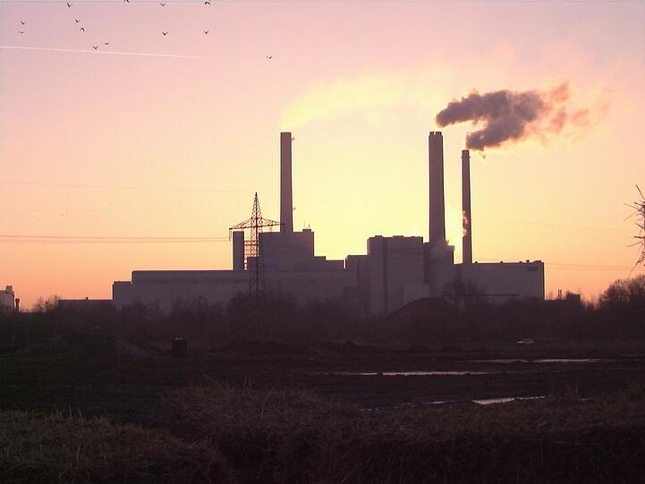Dämmert wohl so langsam seinem Ende entgegen: das Heizkraftwerk-Nord in Unterföhring. 	Foto: Mike Schmalz