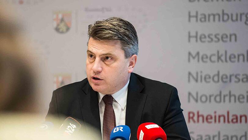 Die bayerische Staatsregierung wird ein Gesetz zum Verbot von Kopftüchern bei Richtern verabschieden. Die bayerische Staatsregierung wird ein Gesetz zum Verbot von Kopftüchern bei Richtern verabschieden.