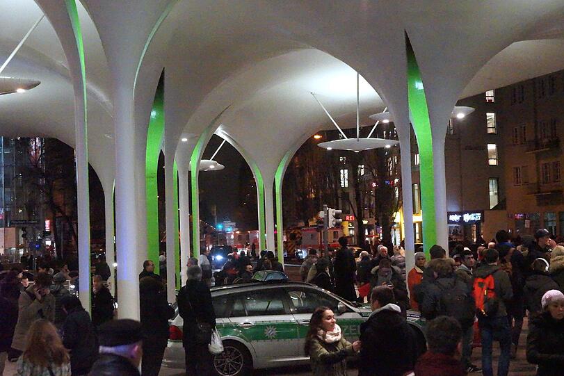 Bilder vom Polizei- und Feuerwehreinsatz an der Münchner Freiheit...