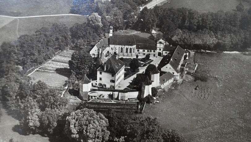 30er Jahre: die Blutenburg, damals Kloster der „Englischen Fräulein“ und noch ohne Wassergraben, aus der Luft. 30er Jahre: die Blutenburg, damals Kloster der „Englischen Fräulein“ und noch ohne Wassergraben, aus der Luft.
