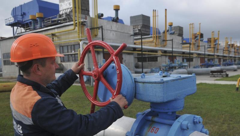 Ein Arbeiter steuert ein Ventil der Erdgasverdichterstation Wolowez. Ein Arbeiter steuert ein Ventil der Erdgasverdichterstation Wolowez.