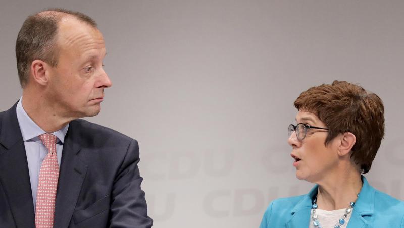 Friedrich Merz und Annegret Kramp-Karrenbauer bei einer der CDU-Regionalkonferenzen. Die neue CDU-Vorsitzende will den unterlegenen Mitbewerber Merz gern in der aktiven Politik halten. Friedrich Merz und Annegret Kramp-Karrenbauer bei einer der CDU-Regionalkonferenzen. Die neue CDU-Vorsitzende will den unterlegenen Mitbewerber Merz gern in der aktiven Politik halten.