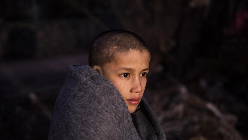 Ein Junge sitzt in Decken eingewickelt in der Nähe eines Dorfes auf Lesbos. Mehrere EU-Staaten, unter ihnen Deutschland, wollen Griechenland mindestens 1600 unbegleitete minderjährige Migranten und andere Flüchtlinge abnehmen. Ein Junge sitzt in Decken eingewickelt in der Nähe eines Dorfes auf Lesbos. Mehrere EU-Staaten, unter ihnen Deutschland, wollen Griechenland mindestens 1600 unbegleitete minderjährige Migranten und andere Flüchtlinge abnehmen.