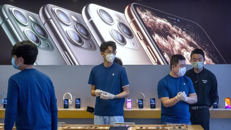 Dieser Apple-Store in Peking hat zwar wieder geöffnet, die Mitarbeiter schützen sich aber trotzdem weiter mit Mundschutz und Handschuhen. Dieser Apple-Store in Peking hat zwar wieder geöffnet, die Mitarbeiter schützen sich aber trotzdem weiter mit Mundschutz und Handschuhen.