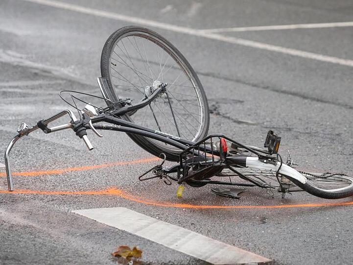 Nach einem Unfall liegt ein zerstörtes Fahrrad auf der Straße. Nach Angaben des Verkehrssicherheitsrats waren 2018 29 Prozent aller bei Unfällen getöteten Verkehrsteilnehmer Fußgänger und Radfahrer.