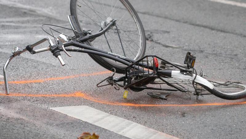 Beide Radfahrer wurden schwer verletzt. (Archivbild)