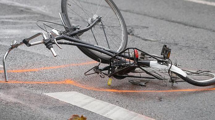 Beide Radfahrer wurden schwer verletzt. (Archivbild)