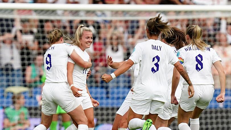 Die Engländerin Lauren Hemp (2.v.l) lässt sich nach ihrem Tor zum zwischenzeitlichen 2:0 feiern.