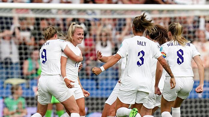 Die Engländerin Lauren Hemp (2.v.l) lässt sich nach ihrem Tor zum zwischenzeitlichen 2:0 feiern.