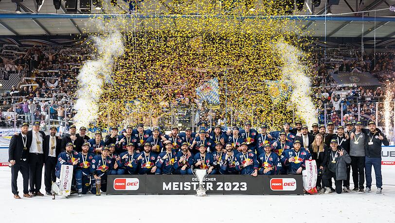 Das Team EHC Red Bull München jubelt mit dem Pokal.