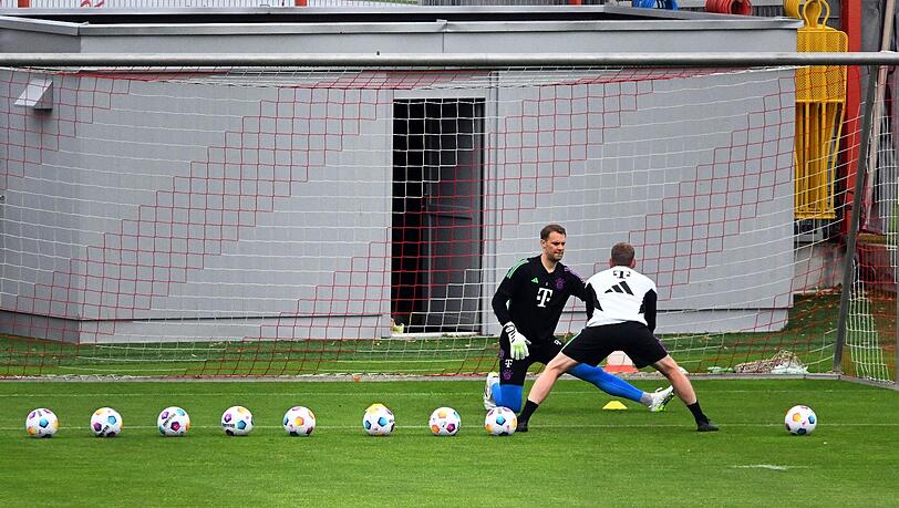 Bayerns Torwart Manuel Neuer (l) nimmt am Trainingsauftakt.
