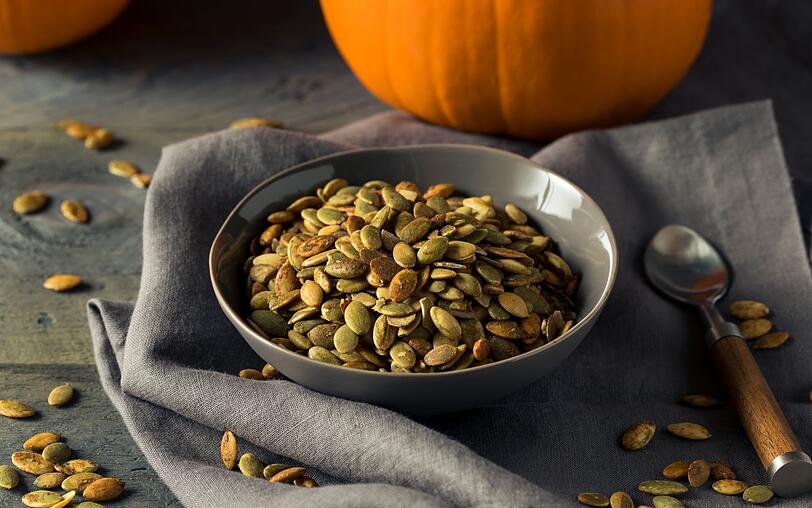Die gesunden Omega-3-Fettsäuren finden Sie auch in Kürbiskernen. Zusammen mit den enthaltenen Vitaminen und Mineralstoffen sind die grünlichen Kerne somit ein echtes Brainfood und ein gesunder Energielieferant. Die gesunden Omega-3-Fettsäuren finden Sie auch in Kürbiskernen. Zusammen mit den enthaltenen Vitaminen und Mineralstoffen sind die grünlichen Kerne somit ein echtes Brainfood und ein gesunder Energielieferant.