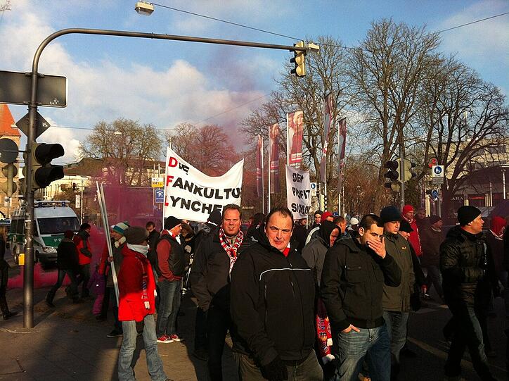 Bilder von der Demonstration in Augsburg gegen das neue DFL Sicherheitspapier, über das am 12.12 verhandelt werden soll.