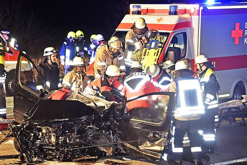 Horror-Crash auf der B304. Eine Frau wurde bei dem Unfall schwer verletzt.