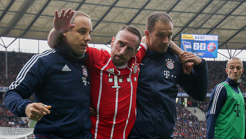 Adieu, Hinrunde: Frank Ribery nach seiner Verletzung in Berlin. Adieu, Hinrunde: Frank Ribery nach seiner Verletzung in Berlin.