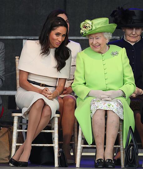 Queen Elizabeth II. und Herzogin Meghan sind bei der Eröffnung des Mersey Gateway sichtlich gut gelaunt. Beim ersten öffentlichen Auftritt der beiden trägt die Queen passend zur guten Laune einen farbenfrohen hellgrünen Mantel mit passendem Hut und Blümchenkleid.
