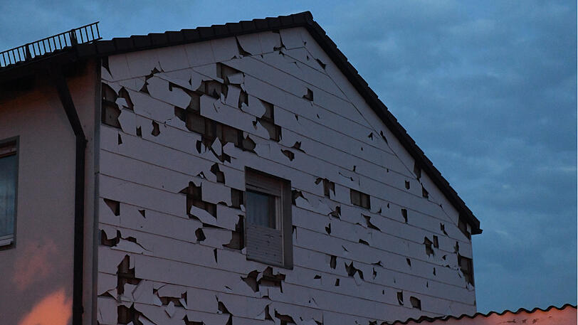 Germering traf es besonders hart: Hier ist eine ganze Hausfassade beschädigt.