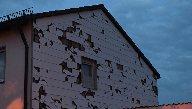 Germering traf es besonders hart: Hier ist eine ganze Hausfassade beschädigt. Germering traf es besonders hart: Hier ist eine ganze Hausfassade beschädigt.