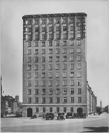 Damals noch mit Parkplätzen direkt vor der Haustür: Das Hochhaus in der Blumenstraße.