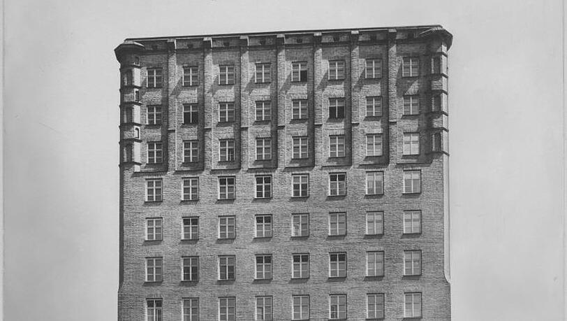 Damals noch mit Parkplätzen direkt vor der Haustür: Das Hochhaus in der Blumenstraße. Damals noch mit Parkplätzen direkt vor der Haustür: Das Hochhaus in der Blumenstraße.