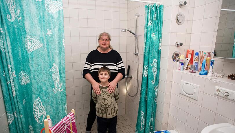 Manuela Matt und ihr Sohn Justin würden gerne mal wieder duschen - ohne Temperaturschwankungen. Manuela Matt und ihr Sohn Justin würden gerne mal wieder duschen - ohne Temperaturschwankungen.