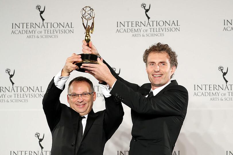 Produzent Derek Wax und Regisseur Euros Lyn (R) bekamen den Emmy für ihre Miniserie "Capital"