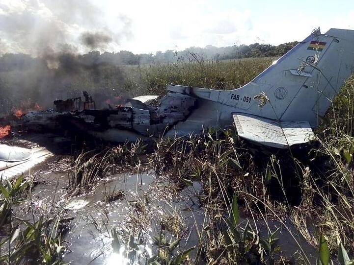 Bei dem Absturz des zweimotorigen Flugzeugs sind alle sechs Menschen an Bord ums Leben gekommen.