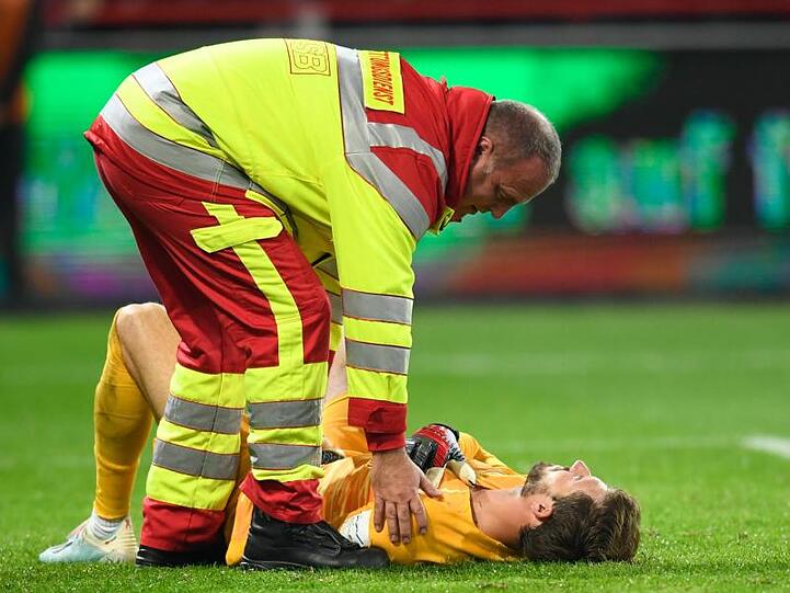 Frankfurts Keeper Kevin Trapp hat sich schwer an der Schulter verletzt.
