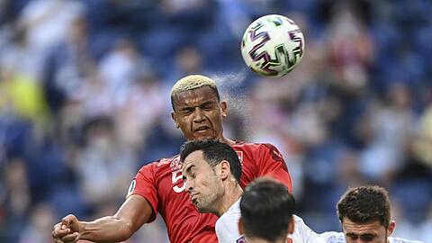 Der Schweizer Manuel Akanji steigt am höchsten zum Kopfball.