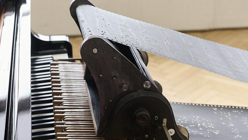 Das Klavier wird pneumatisch mit einem Staubsdauger betrieben. Das Klavier wird pneumatisch mit einem Staubsdauger betrieben.