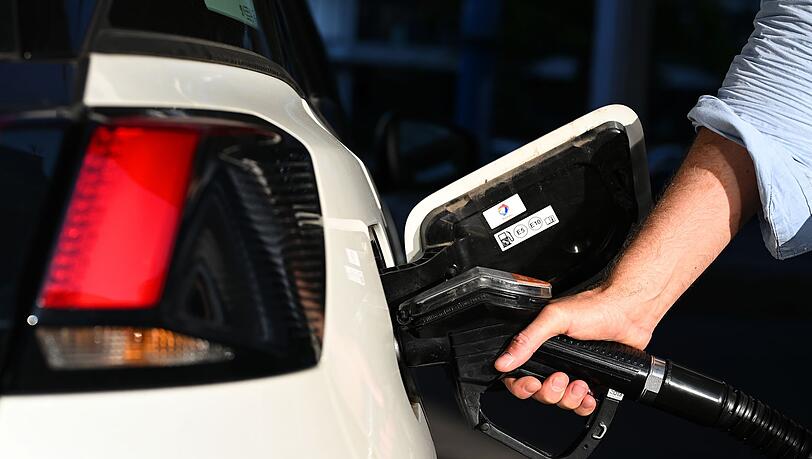 Die CO2-Abgabe wird unter anderem auf Kraftstoffe erhoben. 21,4 Milliarden Euro kamen 2025 zusammen. (Symbolbild) Die CO2-Abgabe wird unter anderem auf Kraftstoffe erhoben. 21,4 Milliarden Euro kamen 2025 zusammen. (Symbolbild)