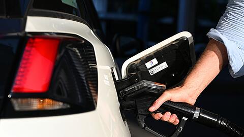 Die CO2-Abgabe wird unter anderem auf Kraftstoffe erhoben. 21,4 Milliarden Euro kamen 2025 zusammen. (Symbolbild)