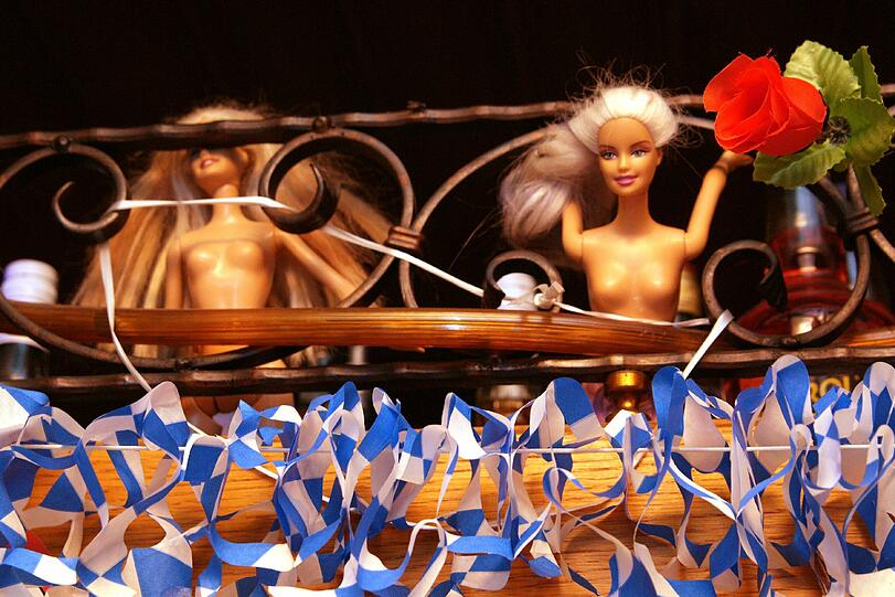 Schräges Boazn-Sammelsurium: Neben einer Jukebox leuchten im Schwarzlicht Geweihe, Pin-Up-Poster, Truck-Modelle und nackte Barbiepuppen.