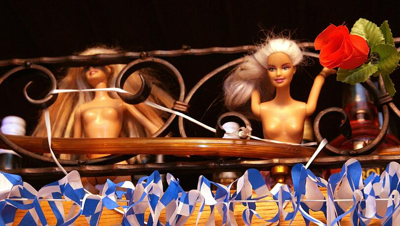 Schräges Boazn-Sammelsurium: Neben einer Jukebox leuchten im Schwarzlicht Geweihe, Pin-Up-Poster, Truck-Modelle und nackte Barbiepuppen. Schräges Boazn-Sammelsurium: Neben einer Jukebox leuchten im Schwarzlicht Geweihe, Pin-Up-Poster, Truck-Modelle und nackte Barbiepuppen.