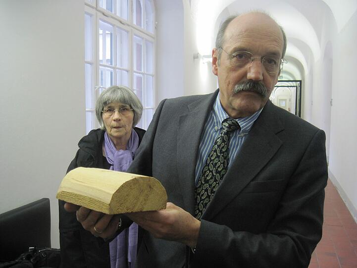 Präsentierten einen Holzklotz als Illustration des Hindernisses: Anwalt Dirk Raeder und Magdalena Huber.