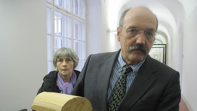 Präsentierten einen Holzklotz als Illustration des Hindernisses: Anwalt Dirk Raeder und Magdalena Huber. Präsentierten einen Holzklotz als Illustration des Hindernisses: Anwalt Dirk Raeder und Magdalena Huber.