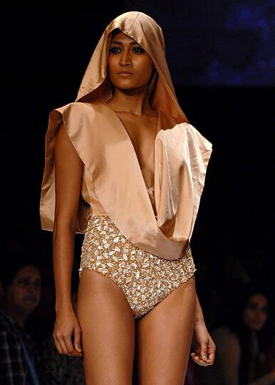 Fashion Week in der indischen Hafenmetropole Mumbai: Manche Kreationen sehen aus, als kämen sie von einem anderen Planeten. Der Stil bewegt sich in gewagter Weise zwischen Lady Gaga, Star Wars und Minnie Maus.