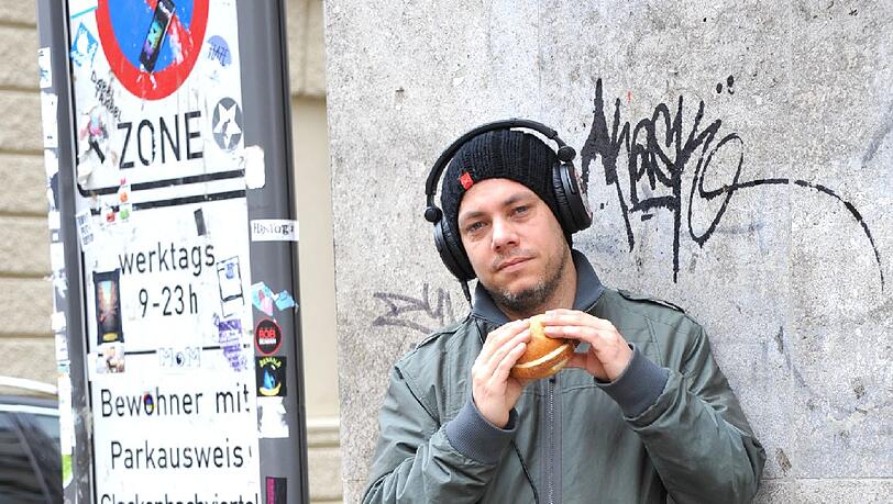 Rapper Cajus mit seinem liebsten Mittagessen während der Blumentopf-Studiozeiten: einer
Leberkassemmel vom Schlagbauer in der Müllerstraße. Rapper Cajus mit seinem liebsten Mittagessen während der Blumentopf-Studiozeiten: einer
Leberkassemmel vom Schlagbauer in der Müllerstraße.