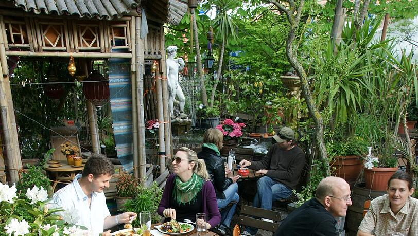 Der Wirtsgarten im Isartal ist ein beliebter Treffpunkt für Nachbarn und Neugierige. Der Wirtsgarten im Isartal ist ein beliebter Treffpunkt für Nachbarn und Neugierige.
