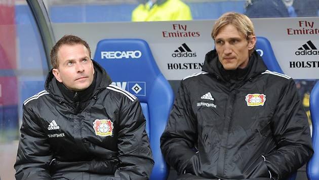 Gehen ab dem Sommer nach gut einem Jahr Zusammenarbeit wieder getrennte Wege: Leverkusens Trainerduo Sascha Lewandowski (l.) und Sami Hyypiä. Gehen ab dem Sommer nach gut einem Jahr Zusammenarbeit wieder getrennte Wege: Leverkusens Trainerduo Sascha Lewandowski (l.) und Sami Hyypiä.