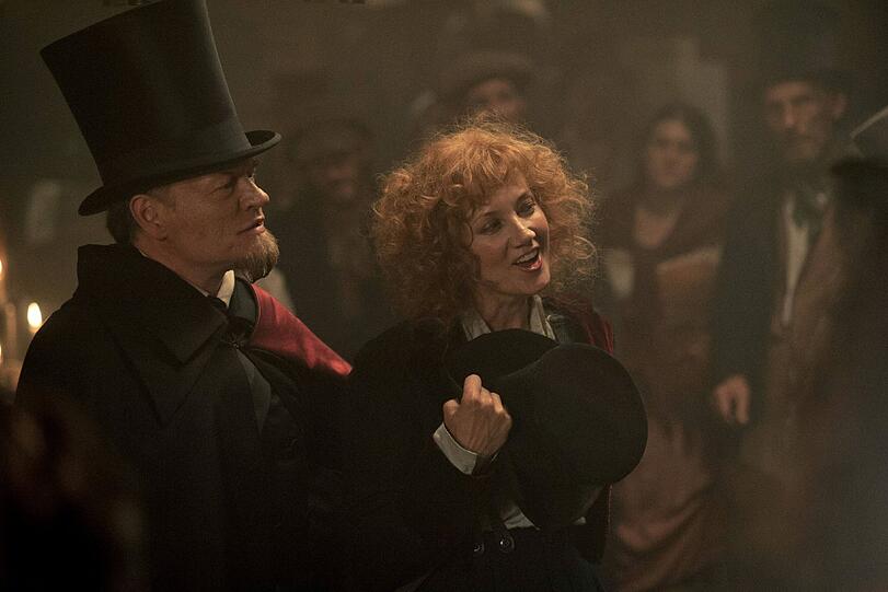 &bdquo;Times&ldquo;-Reporterin Ethel Langham (Joely Richardson, Mitte) bewahrt Urbani (Jared Harris, links) vor einer handgreiflichen Auseinandersetzung in der Taverne.