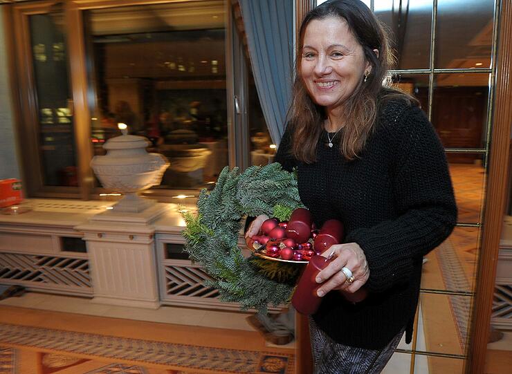 Karen Scheele dekoriert ihr Exemplar in klassischem Rot.