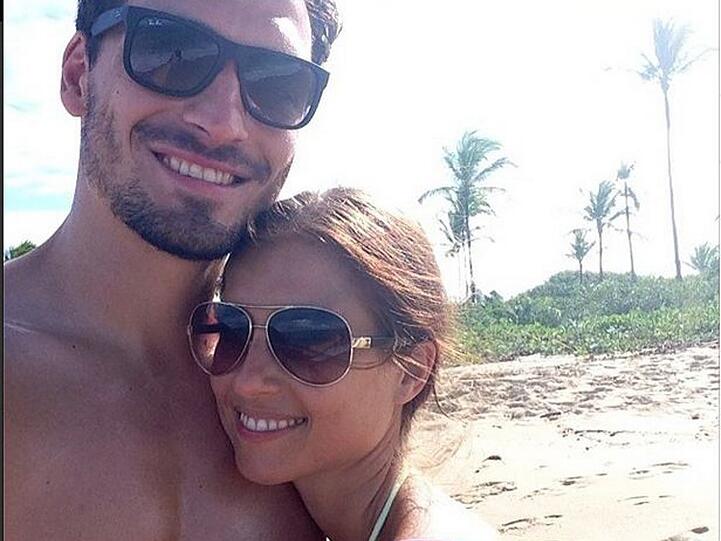 Mats Hummels und seine Freundin Cathy Fischer genießen die freie Zeit zwischen den Spielen am Strand