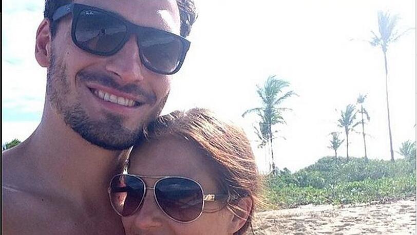Mats Hummels und seine Freundin Cathy Fischer genießen die freie Zeit zwischen den Spielen am Strand Mats Hummels und seine Freundin Cathy Fischer genießen die freie Zeit zwischen den Spielen am Strand