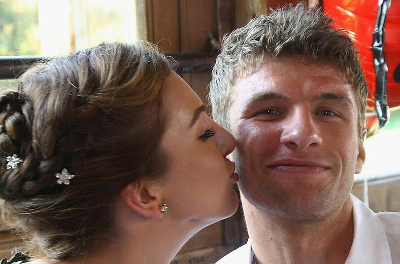 Thomas Müller mit seiner Frau Lisa auf der Wiesn 2011.