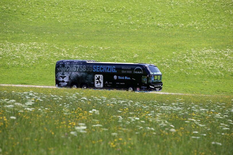 Wer fährt den dort durch die Tiroler Landschaft - es ist der Mannschaftsbus der Löwen auf dem Weg nach Bad Häring!